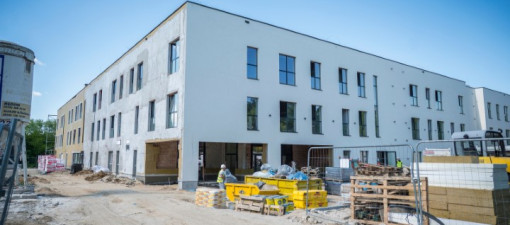 Nowa szkoła przy Pogodnej już z dachem. Budowa na Bronowicach przyspiesza 